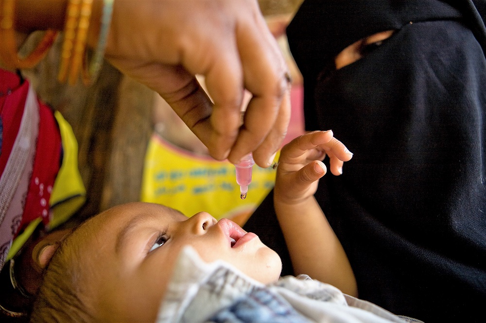 polio immunizing baby